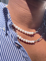 Perlenkette mit silbernem Kettendetail